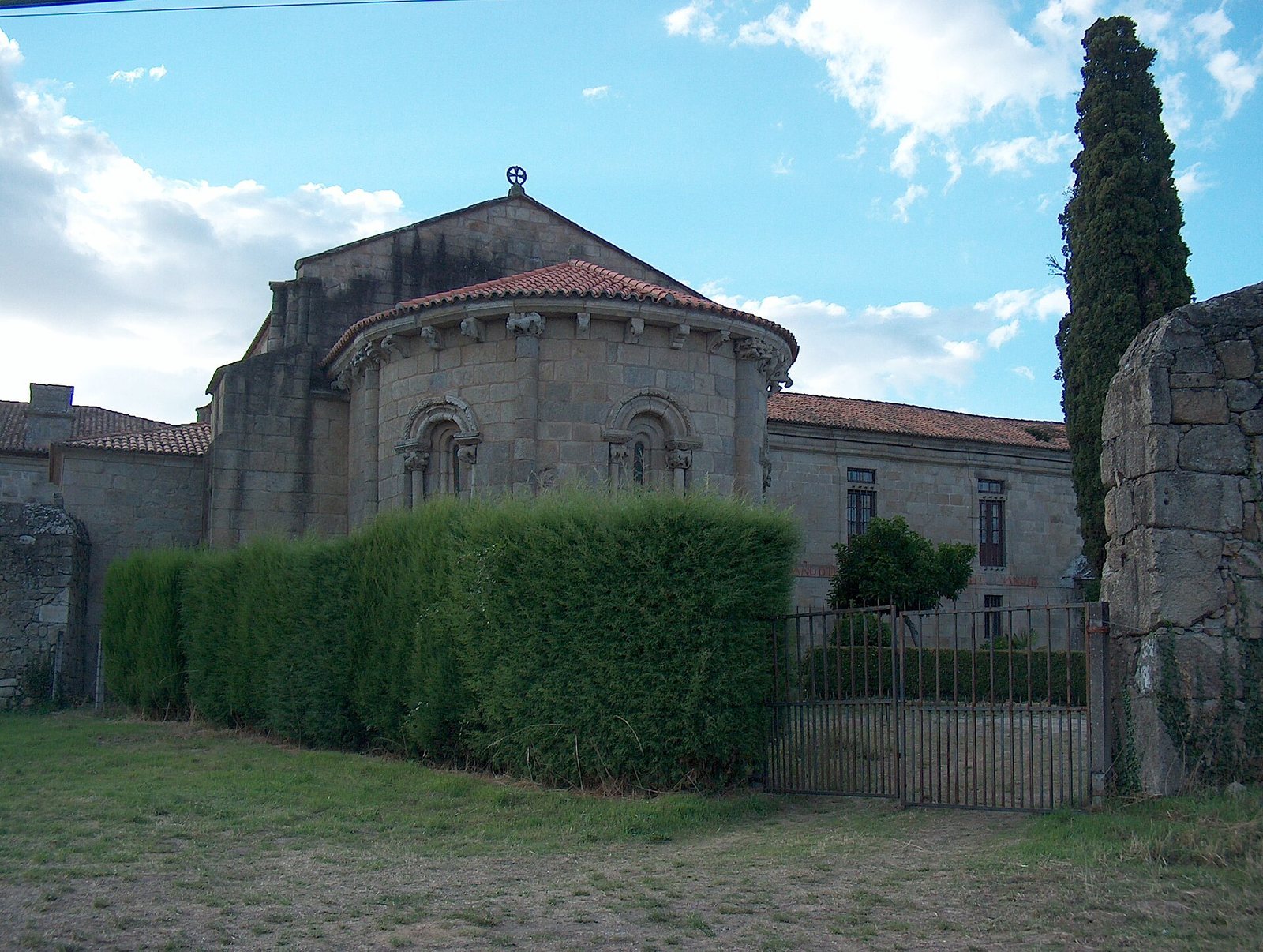Ábside románico del monasterio de San Salvador de Ferreira, en Pantón