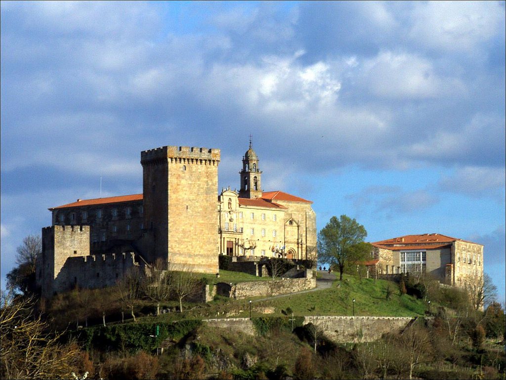 Torre del homenaje y monasterio de San Vicente do Pino, en lo alto de Monforte de Lemos