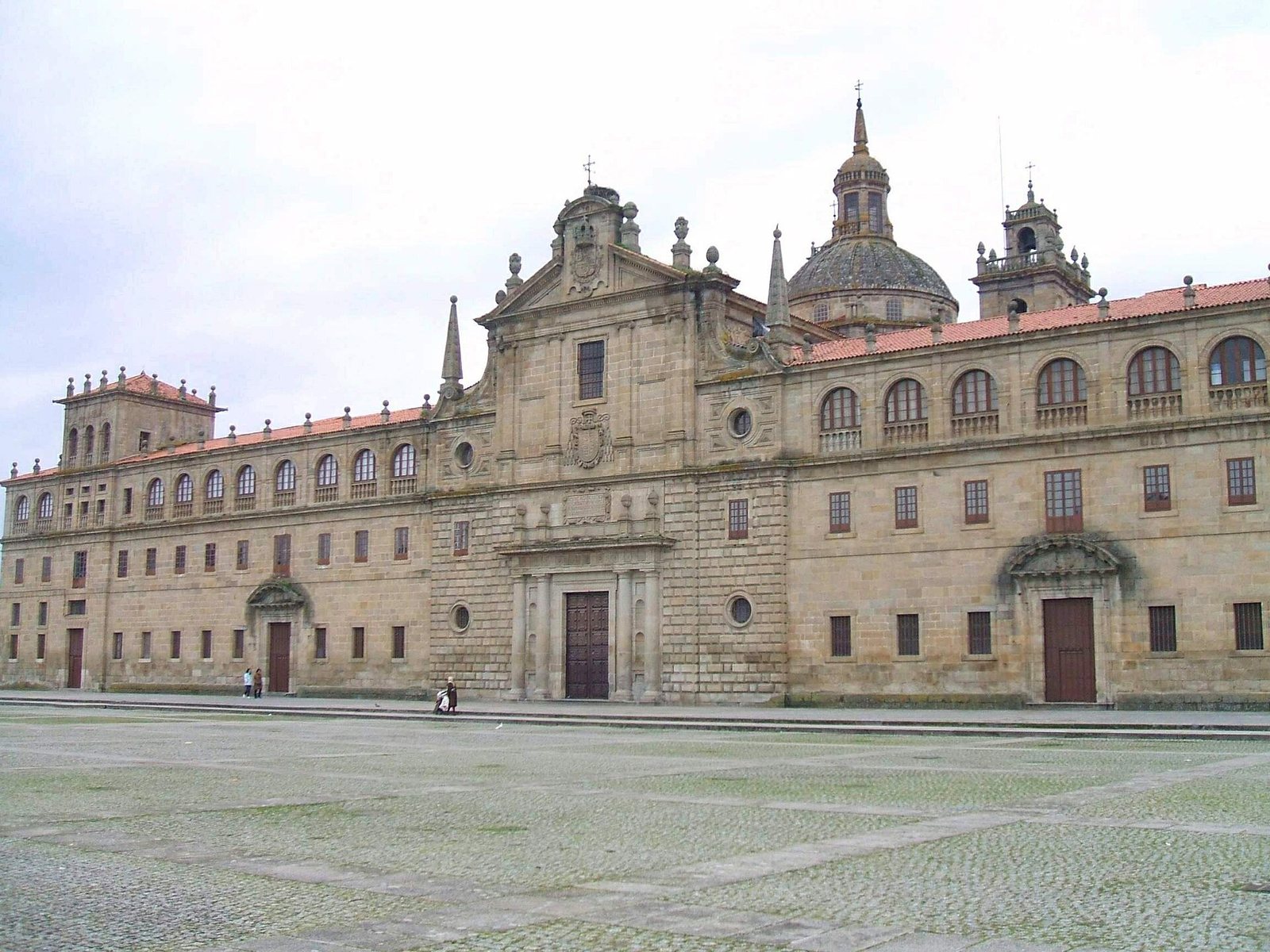 Fachada del Colegio de Nuestra Señora de la Antigua (Escolapios), en Monforte de Lemos
