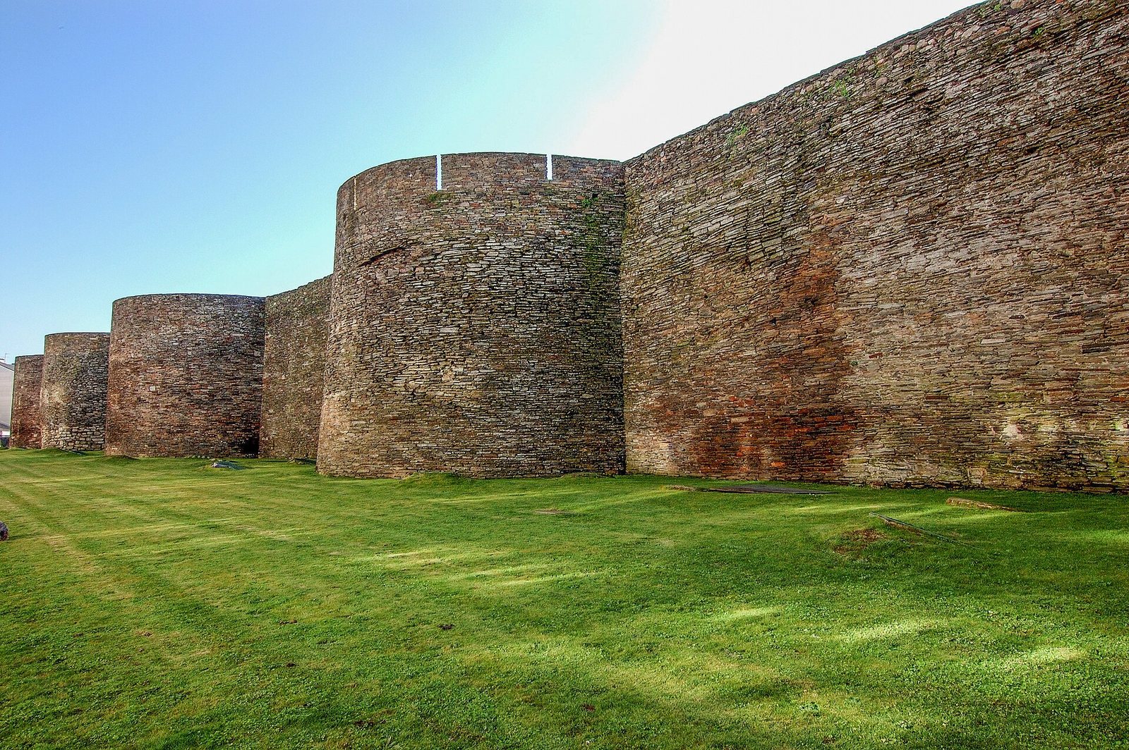 Lienzo y torres de la muralla romana de Lugo